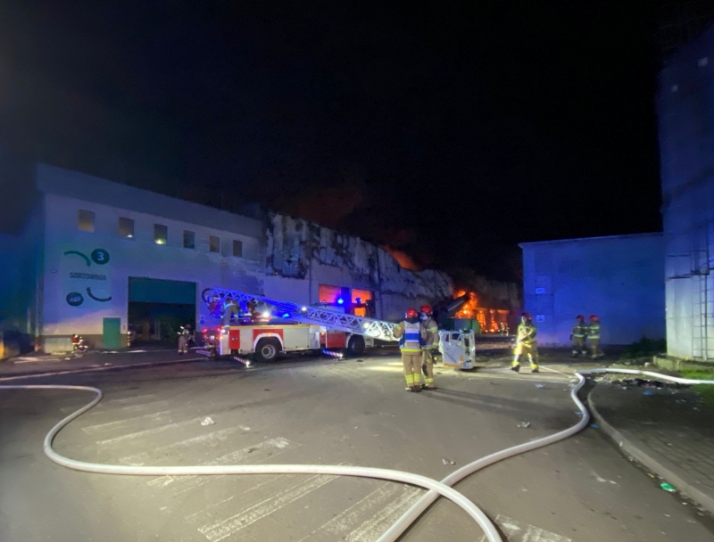 Pożar hali sortowni śmieci w Elblągu – służby w akcji
