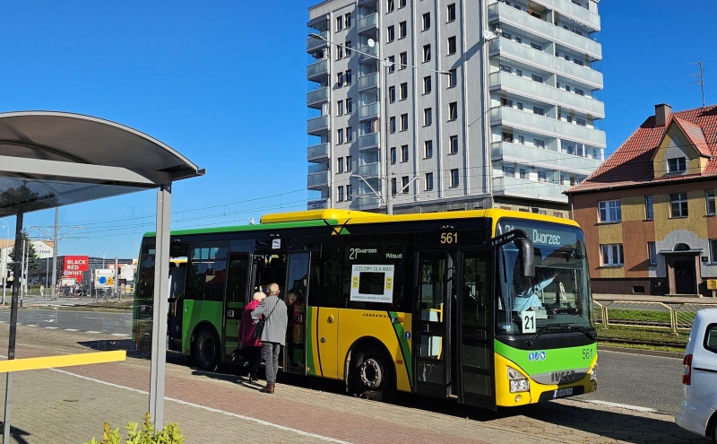 Świąteczny rozkład jazdy w Elblągu. Sprawdź, jak kursują autobusy i tramwaje w okresie Bożego Narodzenia i Nowego Roku