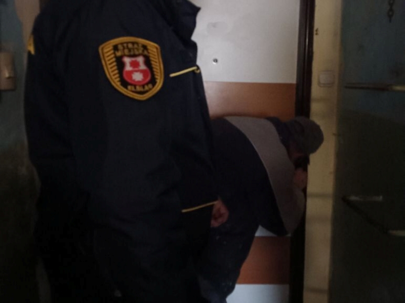 Strażnicy miejscy uratowali seniora. Interwencja w Elblągu zakończyła się pomyślnie