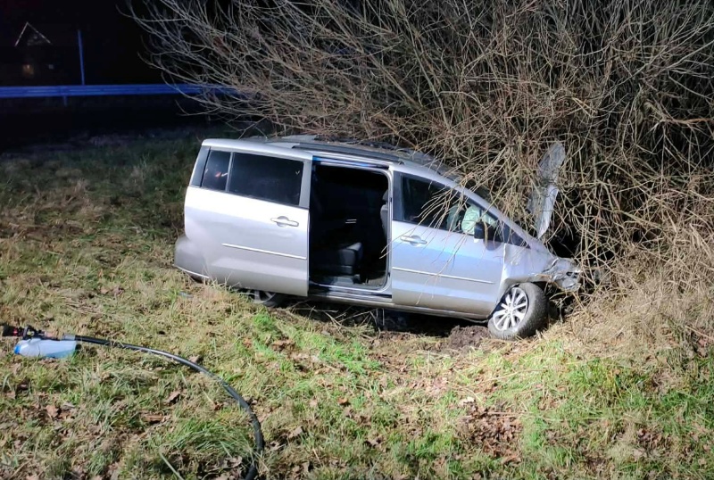 Pijany 47-latek skosił słup wysokiego napięcia. Droga krajowa nr 22 była całkowicie zablokowana