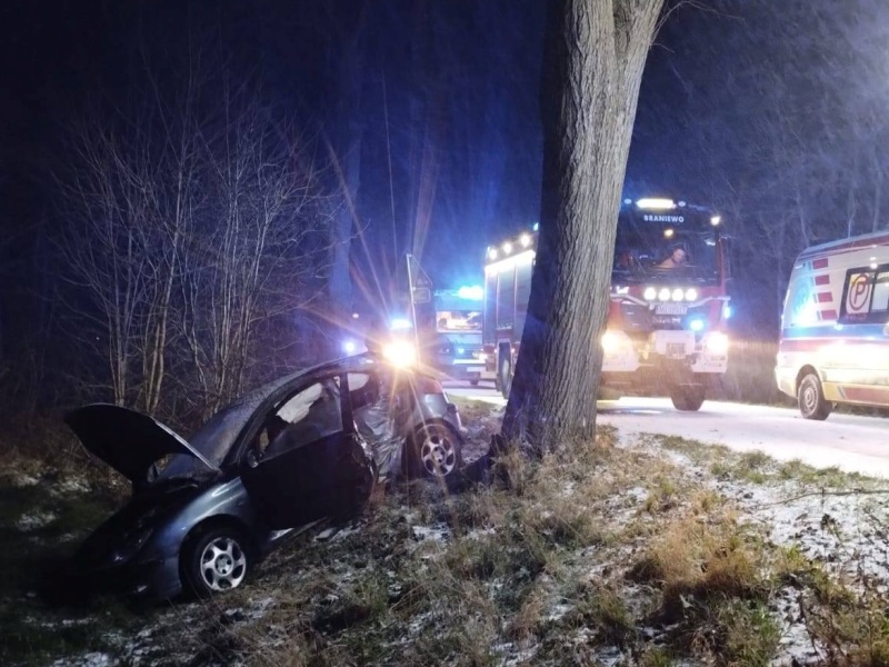 Groźny wypadek pod Braniewem. Dwie osoby w szpitalu
