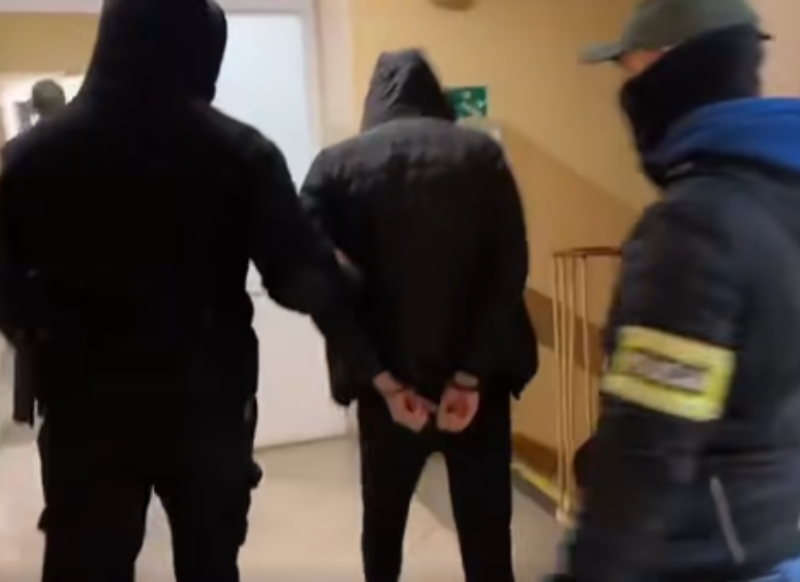 Znęcali się nad 23-latkiem i zmuszali do kradzieży – grupa przestępcza z Elbląga zatrzymana