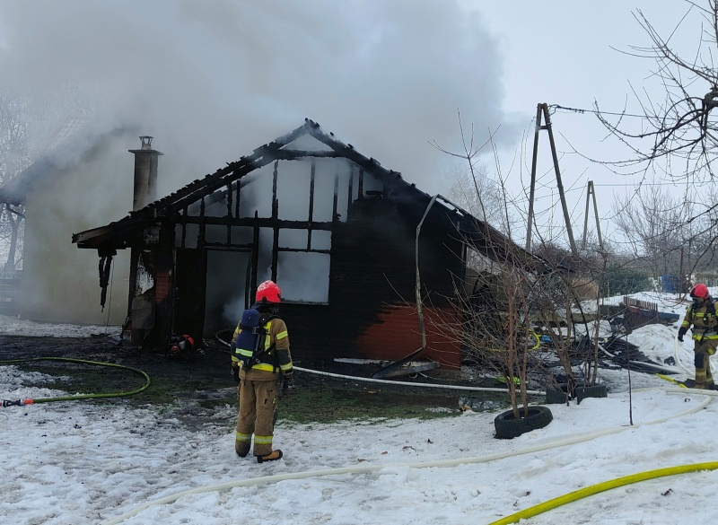 Dramat w Wikrowie. Pożar strawił dom, rodzina z dzieckiem straciła wszystko