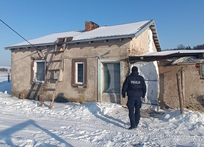 Policjanci uratowali 51-latka przed zamarznięciem. Apel o czujność w mroźne dni