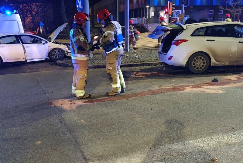 Poważny wypadek na skrzyżowaniu Grota-Roweckiego i Traugutta. Trzy osoby w szpitalu