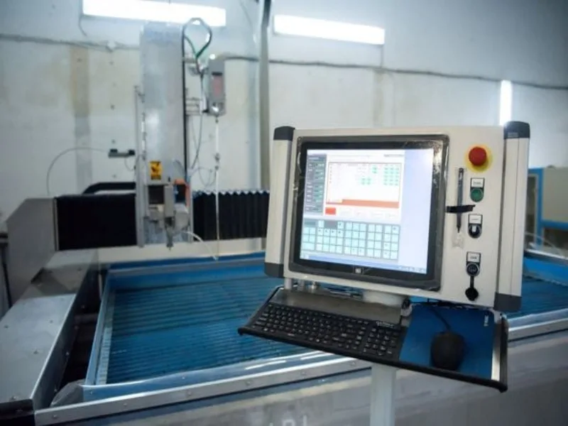 Jak wybrać system sterowania do maszyny waterjet? Klucz do precyzji i rentowności