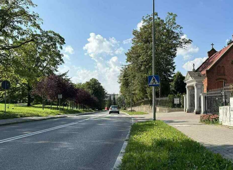 Park czy parking? „Dzikie” rajdy pod oknami szkoły i bezradność służb