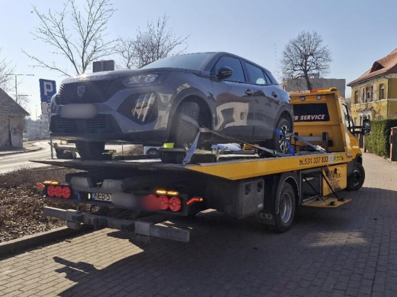 „Tylko na chwilę” – krótki postój, który słono kosztuje. Elbląskie służby apelują do kierowców