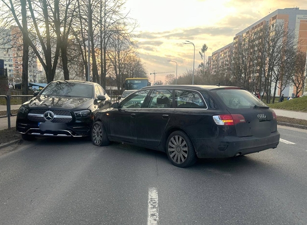Wypadek na al. Odrodzenia. Audi wjechało w pieszych i uderzyło w Mercedesa
