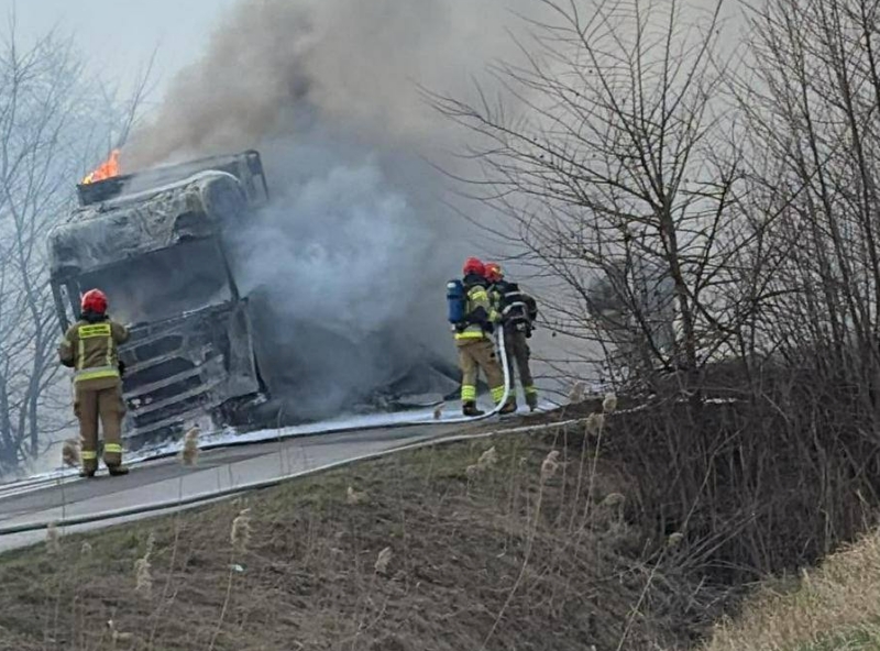 Pożar ciężarówki sparaliżował wyjazd z Elbląga. Wielogodzinne utrudnienia na ul. Mazurskiej