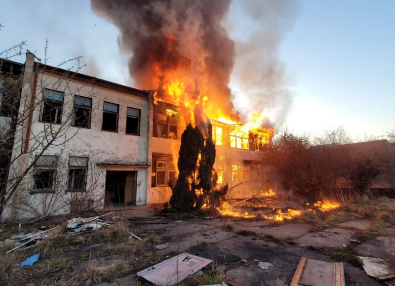 Poranny pożar przy ulicy Junaków. Budynek grozi zawaleniem