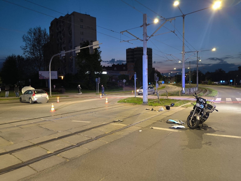 Groźny wypadek na skrzyżowaniu Królewieckiej i Dąbka. Motocyklista w szpitalu