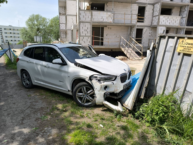Nocny rajd zakończony na płocie. Pijany kierowca BMW stracił auto i prawo jazdy