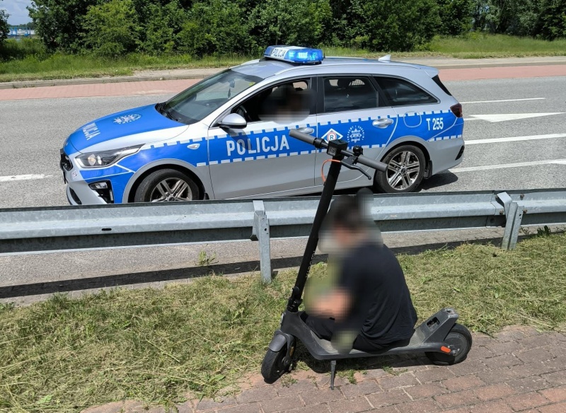 12-latek zatrzymany na hulajnodze elektrycznej. Jechał bez kasku, uprawnień i… na wagarach