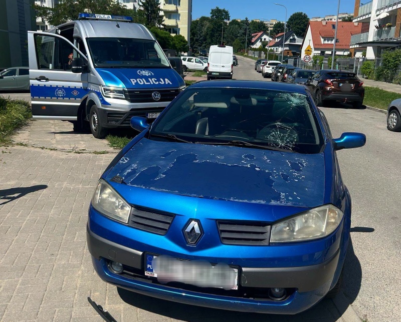 Pechowa jazda hulajnogą w Elblągu. 53-latek zderzył się z osobówką i dostał surowy mandat