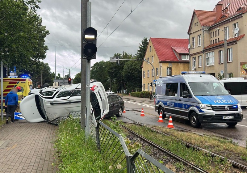 Groźnie wyglądające zderzenie na skrzyżowaniu ulic Bema i Mickiewicza. Dacia wylądowała na boku