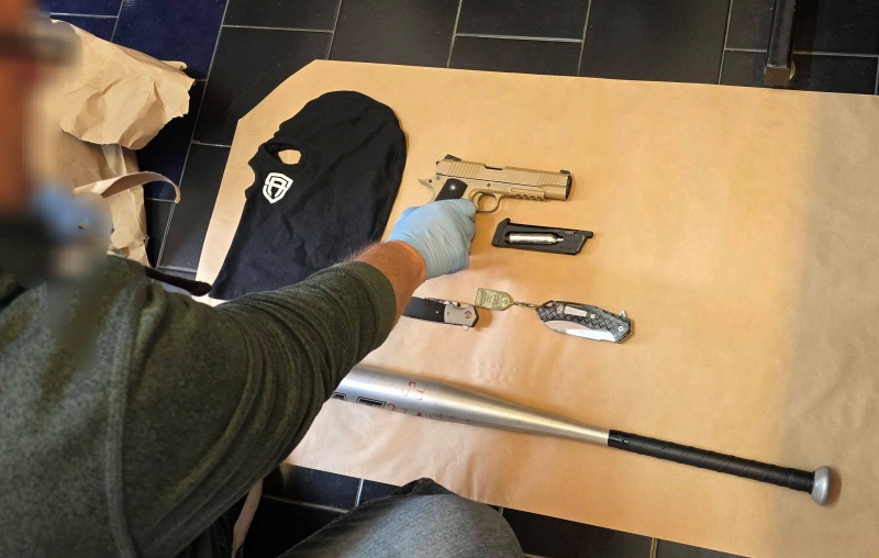 Nocny spacer z „ekwipunkiem”. 25-latek z bejsbolem, nożami i narkotykami w rękach elbląskiej policji