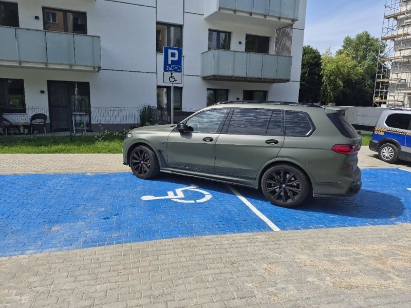 Bez wyobraźni za kierownicą. Jeden samochód zajął dwa miejsca dla niepełnosprawnych