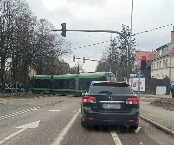 Nocna kolizja na skrzyżowaniu ulic Bema i Orzeszkowej. Sygnalizacja świetlna poważnie uszkodzona