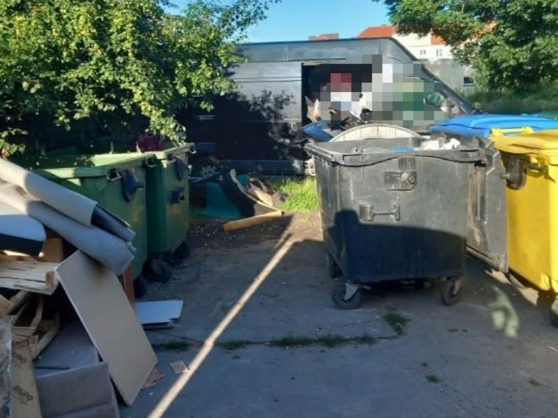 Koniec bezkarności za dzikie śmieci. Kierowca busa przyłapany przez Straż Miejską