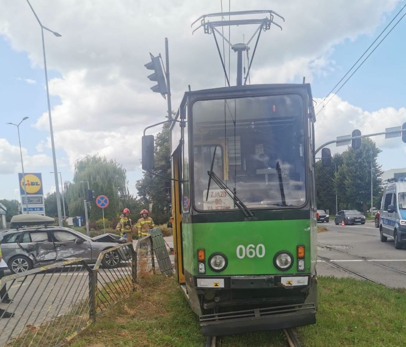 Zderzenie mercedesa z tramwajem w Elblągu. Chwila nieuwagi na al. Grunwaldzkiej zakończona mandatem