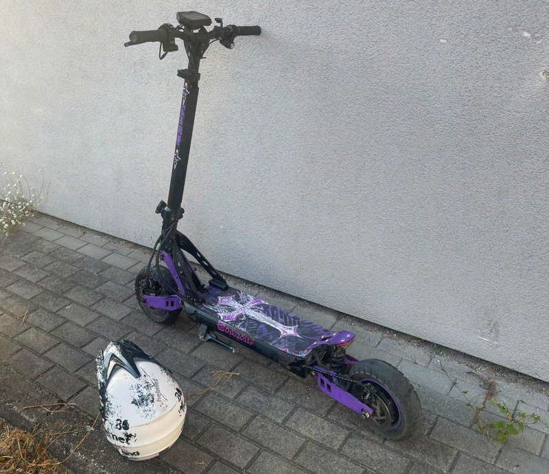 Niebezpieczny rajd na hulajnodze w Elblągu. 15-latek uciekał przed policją, uderzył w ścianę budynku
