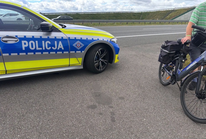 Rowerem elektrycznym po drodze ekspresowej S7. Nietypowy cyklista zatrzymany pod Kazimierzowem