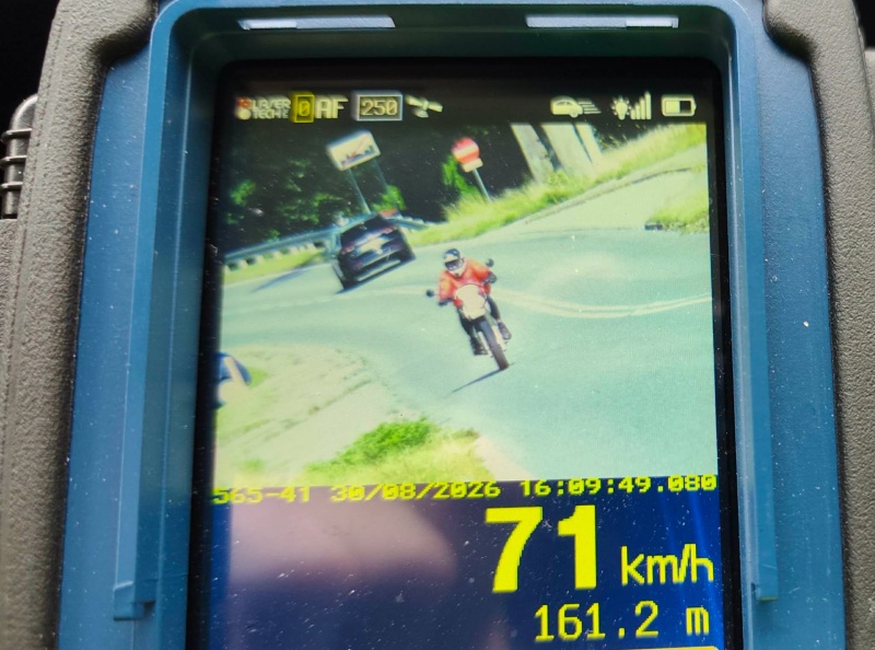 Kosztowna ucieczka na motocyklu. 50-latek z mandatem na prawie 11 tysięcy złotych i 37 punktami karnymi