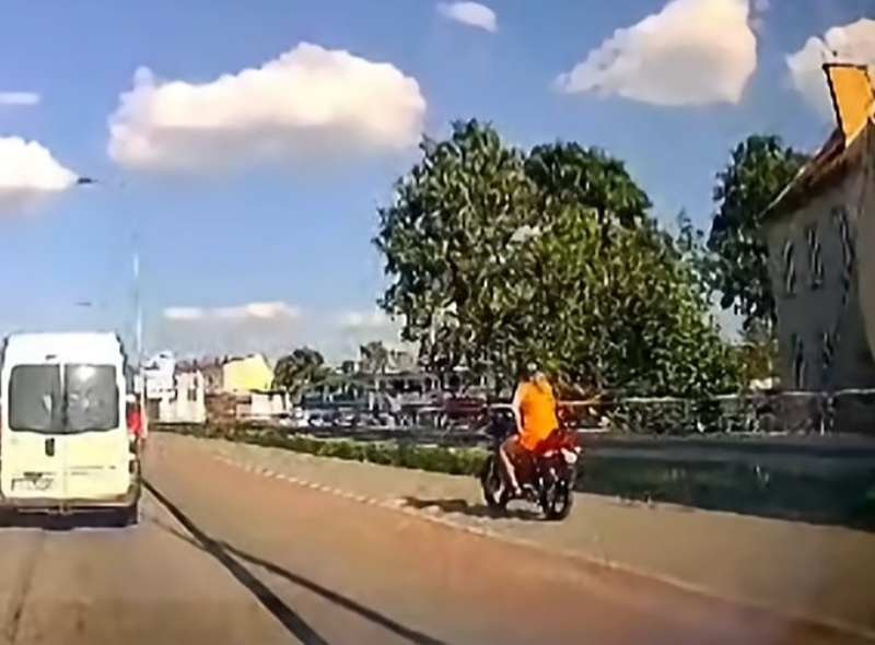Chwila niecierpliwości doprowadziła do tragedii. 35-letnia motorowerzystka potrącona w Elblągu