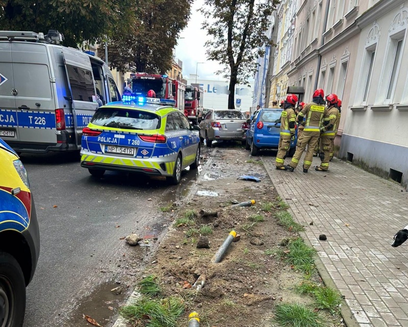Pijany kierowca uderzył w auta i słup, w aucie był też poszukiwany przez policję