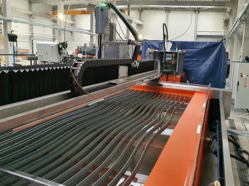 Park maszynowy nowej ery. Kiedy wycinarka laserowa jest idealnym dopełnieniem technologii waterjet PTV?