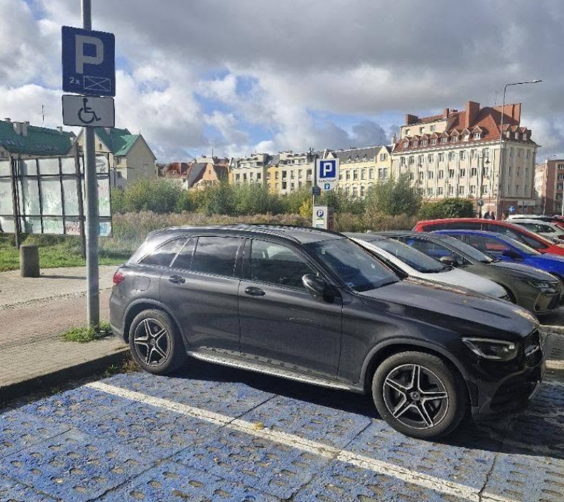 Koperta to nie przywilej. Kierowcy coraz częściej szanują miejsca dla niepełnosprawnych, ale…