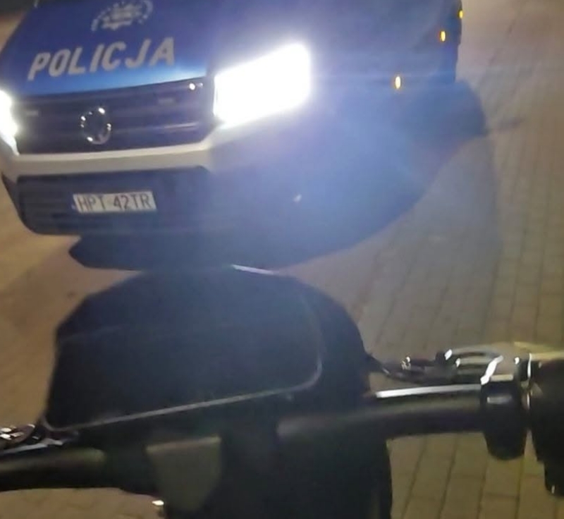 Nocna jazda bez uprawnień. 16-latek zatrzymany na e-hulajnodze, ojciec ukarany mandatem