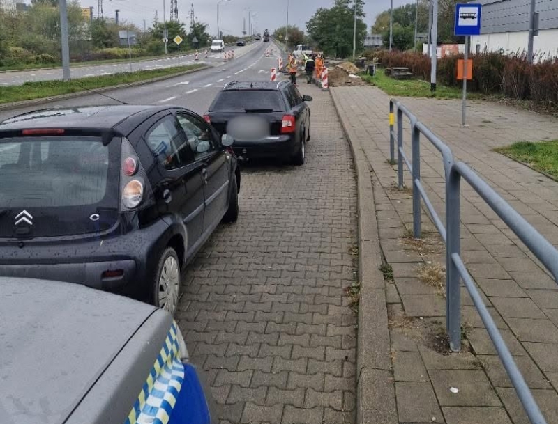 Autobusy nie mają jak stanąć, pasażerowie muszą przeciskać się między barierkami. Apel do kierowców w Elblągu